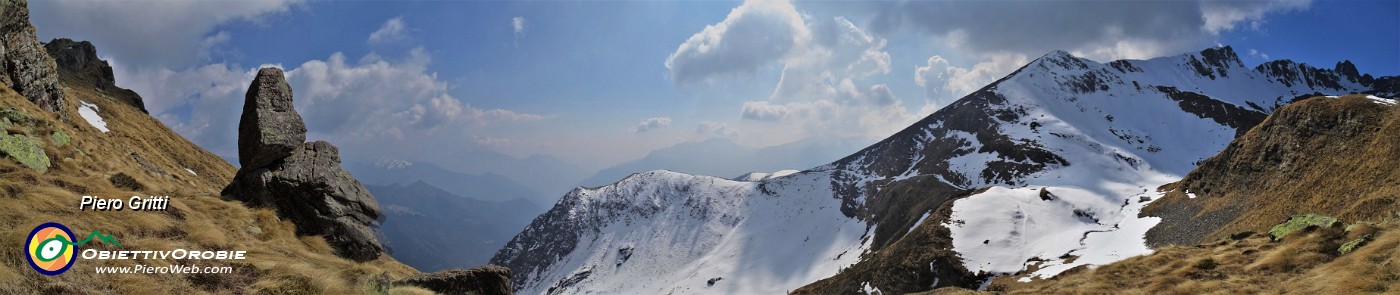 59 Bello il roccione solitario che si gode il panorama.jpg